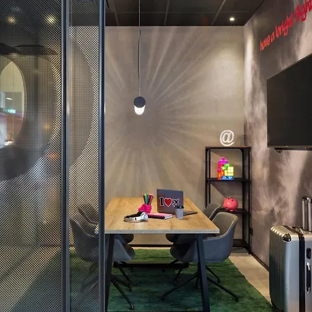 Moxy Frankfurt Airport Hotel 3*