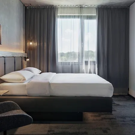 호텔 Moxy Frankfurt Airport 4*