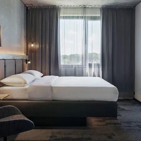 فندق Moxy Frankfurt Airport كلسترباخ