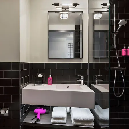 Moxy Frankfurt Airport Hotel 3*