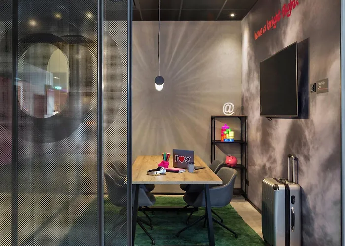 Moxy Frankfurt Airport Hotel 3*