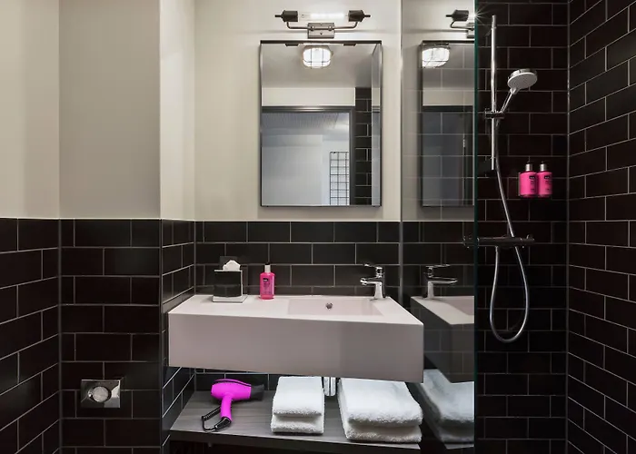 Moxy Frankfurt Airport Hotel 3*