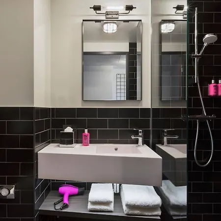 Szálloda Moxy Frankfurt Airport 4*